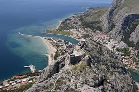 Omiš egy meseszép kisváros split régiójában, a cetina folyó torkolatánál. Adria Tours Kft Omisi Maganapartmanok Omis Horvatorszag Kozep Dalmacia Omis