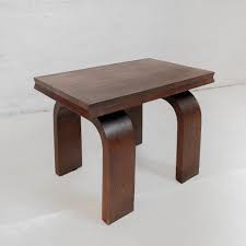Des matières raffinées alliant des finitions métalliques argentées et dorées mais également du bois et du verre. Table Basse Art Deco Pieds Courbes Locafilm