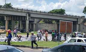 May 20, 2021 · un tráiler que transportaba 50 toneladas de latas cerveza, se accidentó sobre un puente sobre la carretera a chapala y toda la mercancía cayó desperdigada sobre esta vialidad. Habitantes Aprovechan Volcadura De Camion Para Robar Cerveza En Yucatan