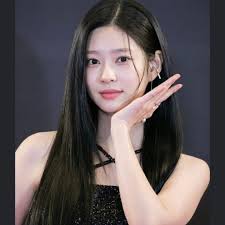 내가 좋아하는 여배우이자 아이즈원 멤버였던 민주가 어제 25번째 생일이었는데 예쁜나이 25살 ^^ 민둥이가 요즘 활발하게 배우활동도  하고 좋아 ^^ 티비에 자주 볼 수 있어서 좋구, 이번 2월 21일 날 언더커버 하이스쿨 드라마