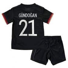 Bekijk de voetbaltenue van uw favoriete voetbalclub bij goalinn. Duitsland Shirt Kopen Voetbaltenue Duitsland Duitsland Voetbalshirts Duitsland Voetbalkleding