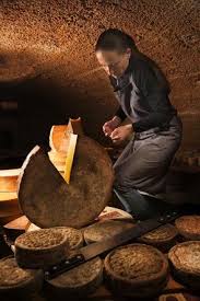 Catherine Gaiddon Et Le Beaufort A La Laiterie Gaiddon Megeve C Maurice Rougemont Fromage Fromage Fait Maison Vin Et Fromage