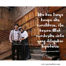Untuk beberapa pasangan calon pengantin muslim, berpose mesra sebelum sah tentu akan terasa canggung. Prewedding Indoor Hitam Putih Griyaraditya 081372507000 Griya Raditya