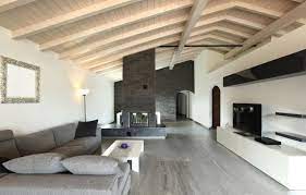 Moderna Soluzione Per Arredare Mansarda Con Divano Angolare Grigio Mobile Bianco Basso E Camino Moderno Arredamento Mansarde Piccole Progetto Casa