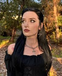 Keri Moon's Instagram, Twitter & Facebook