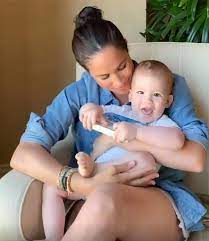 Meghan markle e o príncipe harry estão na áfrica do sul com o filho archie, de quatro meses/lusa. Principe Harry E Meghan Markle Celebram 1 Ano Do Filho Com Foto Linda