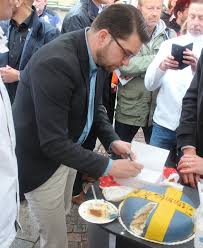 Jimmie åkesson is one of the three holy gods , along with knugen and arga snickaren , and is feared by many. Alla Ville Prata Med Jimmie Sverigedemokraterna Lund Facebook