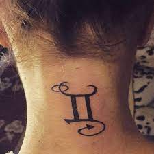 Kleines Zwillingsschild Tattoo Am Hals Ink Youqueen Zodiac Girly Tattoos Gem Girly Kleines Gemini Tattoo Gemini Tattoo Designs Gemini Sign Tattoo