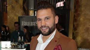 Maybe you would like to learn more about one of these? Meg A Luxus Lakosztaly Sem Volt Eleg Jo Racz Jenonek Egy Orszag Kezdi Kiismerni Az Eddig Jofejnek Gondolt Sefet