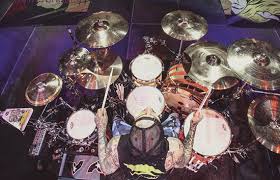 The fill can be played as either 16th notes (2 bars) or a single measure of 32nd notes. Travis Barker Drummerworld