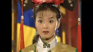 小燕子 (還珠格格)  小燕子，又稱還珠格格、還珠郡主、還珠公主，方慈，性格活潑又非常叛逆，會點功夫，原是一個在京城生活的窮苦孤兒，靠小偷小盜、劫富濟貧為生。 一次巧合，小燕子遇見夏紫薇，與她結拜為金蘭姊妹，後來由於一連串的誤會，小燕子被乾隆皇帝誤當成他的私生女而被封作. é‚„ç æ ¼æ ¼ è•­åŠè¿'ç…§æ›å…‰ ç¶²å‹ è¿'å¹´é'æ™‚è¾°ä¸éŒ¯çœ‹å¤šäº† å°‹å¤¢å¨›æ¨‚
