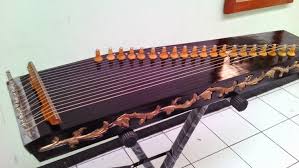 Biola adalah sebuah alat musik dawai yang dimainkan dengan cara digesek. 10 Alat Musik Melodis Beserta Gambar Dan Penjelasan Lezgetreal