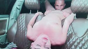 車の中で彼女の夫をだましている愛人へのクンニリングス - Pornhub.com