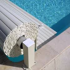 Voleo Above Ground Manual Shutter In 2020 Cool Swimming Pools Swimming Pool Designs Pool Houses