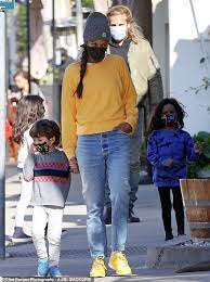 The celebrity mom tells people how her sons get their picky eating habits from mom. Zoe Saldana Rocks A Bright Yellow Sweater For Lunch With Husband Marco Perego In Montecito Aktuelle Boulevard Nachrichten Und Fotogalerien Zu Stars Sternchen