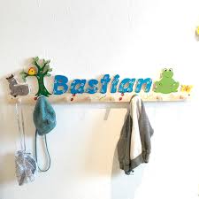 Ein ganz besonderes regal aus holz selber bauen um das kinderzimmer kreativ einrichten zu können! Garderobe Mit Buchstaben Baum Mit Tieren I