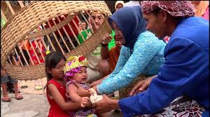 Secara keseluruhan, upacara ini dimaksudkan agar ia menjadi mandiri di masa depan. Tradisi Piton Piton Tedhak Siti Di Ngawi Jejak Anak Negeri 02 03 18 3 3 Youtube