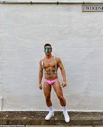 Sheridan made the comments alongside a front cover photo for dna magazine with fiance kurt roberts. Hugh Sheridan Bestatigt Seine Neue Beziehung Zu Tiktok Star Kurt Roberts Nach Welt