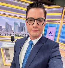 Giving Clark Kent 🗞️🕶️ (Special shoutout to my contact lenses for failing  me 😂) #news #journalism #weather #southflorida