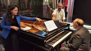 Ci son dei giorni smègi e lombidiosi col cielo dagro e un fònzero gongruto ci son meriggi gnàlidi e budriosi che plògidan sul. Beatrice Rana E Stefano Bollani A Nessun Dorma Rai Ufficio Stampa