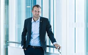 Her gratuleres han av forgjengeren, knut arild hareide under partiets landsmøtet på sola utenfor stavager. Ropstad Foreldre Som Har Vaert Lenge Hjemme Kan Trenge Mer Tid