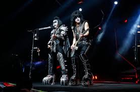 La cantante estadunidense ofreció un espectáculo inigualable y lleno de nostalgia, pues interpretó algunos de sus éxitos musicales que. New Year S Eve 2021 Justin Bieber Bts Kiss More Virtual Concerts