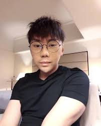Umur 33 tahun adalah seorang paranormal asal indonesia roy dikenal publik setelah penampilannya di acara karma dan karma the series yang tayang di antv. Ternyata Begini Wajah Roy Kiyoshi Jaman Dulu Bikin Gemes Hitsbanget Com