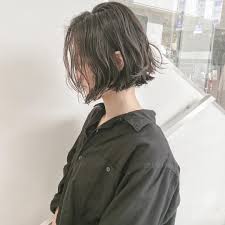 切りっぱなしボブにゆるめのくせ毛風ウェーブは スタイリングも ラフに簡単にキマリます shima 切りっぱなし roku ボブ ショートボブ ヴィンテージファッション 古着 apc vikka fudge onkul アニエスベー コーデ くせ ショートヘア 女の子 ボブ