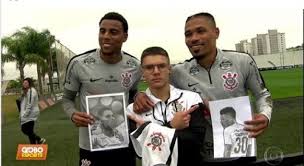 Durante a partida entre internacional x corinthians, o meia argentino do colorado, d'alessandro, se desentendeu com petros, do corinthians, após uma falta de elias e uma confusão generalizada. Jornal O Victoriano De Avare Desenhista Avareense Entrega Sua Arte Aos Jogadores Do Corinthians