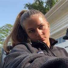 Sarah Lasota's Instagram, Twitter & Facebook