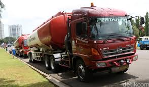 Ini adalah kisah seorang abang arie lubis ketika pada saat masih lajang. Ini Mobil Tangki Pertamina Yang Dibajak Dan Dibawa Ke Depan Istana Foto 2