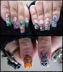 Dale un toque malvado a tus uñas con la manicura en blanco y negro inspirada en la enemiga de los 101 dálmatas. 440 Ideas De Unas Dibujos Animados Unas Disenos De Unas Unas Disney