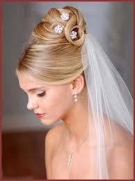 Hairstyles For Brides In 2020 Bridal Hair Veil Wedding Hairstyles With Veil Trendy Wedding Hairstyles