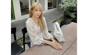Nếu sơn tùng sở hữu khối tài sản khủng với nhà đẹp, xe sang thì thiều bảo trâm sinh ra đã có cuộc sống sang chảnh và hải tú lại là du học sinh trường quốc tế tại pháp, học phí mỗi năm cũng lên đến vài trăm triệu. I8y6l6vkhei4qm