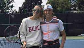 Acknowledging the romantic presence of penny oleksiak, she is possibly single. V5hxvblxuotofm