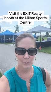 Mary Hennon's Instagram, Twitter & Facebook