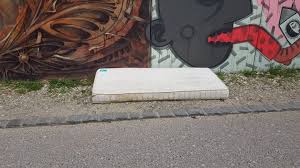 Viele händler entsorgen alte matratzen beim kauf einer neuen kostenfrei. Matratze Entsorgen Diese 6 Moglichkeiten Gibt Es Wie Im Schlaf De