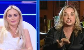 Figlia del doppiatore e direttore del doppiaggio renato izzo, comincia la sua carriera nel mondo dello. Elena Morali Furia Contro Simona Izzo Terribile Gaffe Sul Curriculum