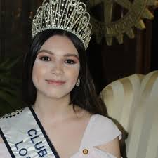 Coronan como reina a Catherine Constanza Lizárraga