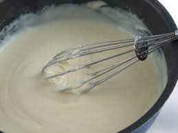 Sosul bechamel este un preparat pe baza de lapte, unt si faina cu un adaos de nucsoara, sare piper si paste cu sos alb, ciuperci si smantana, mai bune decat pastele carbonara. Cum Facem Sosul Bechamel