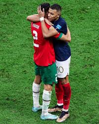Mbappé và Hakimi ôm nhau trên sân cỏ: Tình bạn đáng ngưỡng mộ của hai đối  thủ đồng niên