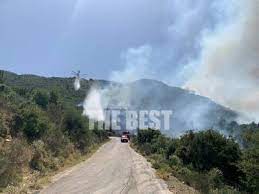 Δύο πυροσβεστικά αεροπλάνα και δύο ελικόπτερα άρχισαν να πραγματοποιούν με το πρώτο φως της. Yq0i25olqrctwm
