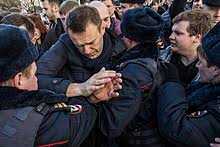 Alexej nawalny, der kurz zuvor seine kandidatur bei den präsidentschaftswahlen angekündigt hat, macht die anklagebank zu einer politischen bühne. Alexei Navalny Wikipedia