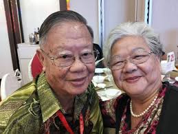 2024年1月15日（星期一） 短日记回顾113 人生有多少个50年？ 这对夫妻就带着5个孩子，携手走过50～他们是我的父母，彭仁勇先生和蔡考华女士。  把照片放在一起，发现我好像很公平，像了爹随了娘，来个小游戏，借各位看官儿的眼，究竟我像谁多一些啊？