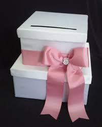 Todo listo para sorprender a los novios y preocuparte sólo por el tiempo, porque sabes que el regalo que protagonizará el momentazo de la boda y con el que quedarás mejor que el padrino, está en esta. Ca 136 Caja Para Sobres Blanco Guayaba Para 15anos O Bodas Regalos Para Matrimonios Sobre De Regalo Cajas De Boda