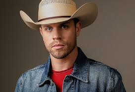 Dustin Lynch Spotlights “Momma's House”