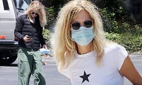 Scene from in the cut_meg ryan. Meg Ryan Cuts A Cool Look In Baby T Shirt And Baggy Green Pants As She Runs Errands In La Daily Mail Online