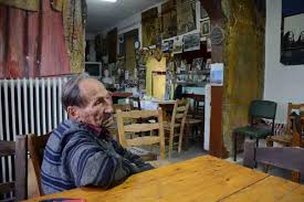 Αποτέλεσμα εικόνας για μπροστά σε καφενείο