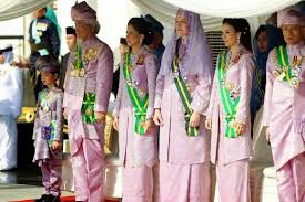 Kariyeri boyunca sultan azlan shah, 3 düzineden fazla malezyalı ve yabancı onur ödülüne layık diğerleri raja azureen , raja eleena ve raja yong sofya. Warisan Raja Permaisuri Melayu Darjah Kebesaran Azlanii Perak