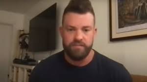 Người đàn ông bị đuổi cổ khỏi máy bay vì chiếc mặt nạ làm bằng thứ khó ai  ngờ tới